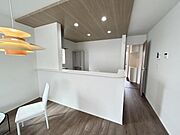 お食事中もキッチンと会話が楽しめるダイニングスペース。