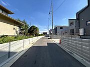 前面道路を含めた現地写真です。