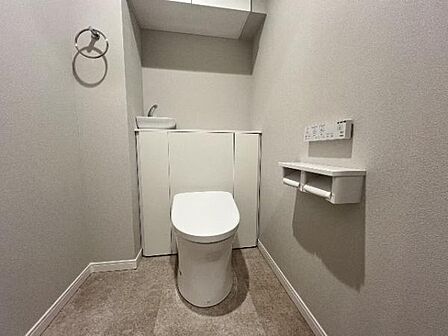 シャワー洗浄機能付のトイレは、清潔感が印象的な空間ですね。