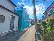 前面道路を含めた現地写真です。