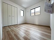 木の温もりが優しいフローリングの収納スペース付き洋室です。