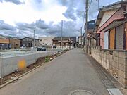 前面道路を含めた現地写真です。