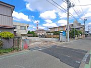 前面道路を含めた現地写真です。