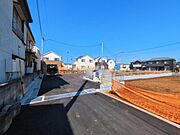前面道路を含めた現地写真です。