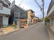 前面道路を含めた現地写真です。