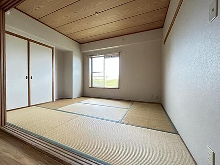 和室スペースです。畳のお部屋は寛げる空間ですね。