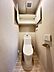 トイレ：シャワー洗浄機能付のトイレは、清潔感が印象的な空間ですね。