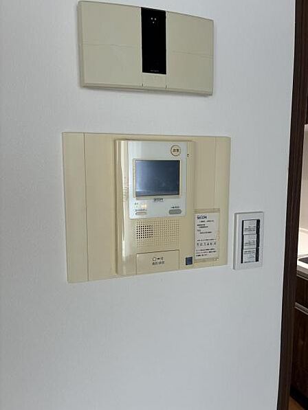 訪問者を確認できるTVモニター付きインターフォンです。