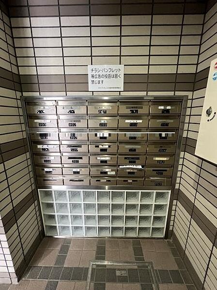荷物や小包を大切に保管します。