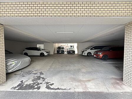 駐車場ももちろん完備しておりますのでお車所有の方にも心強いです。