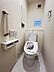 トイレ：シャワー洗浄機能付のトイレは、清潔感が印象的な空間ですね。
