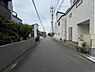 外観：前面道路を含めた現地写真です。