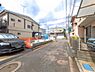 外観：前面道路を含めた現地写真です。
