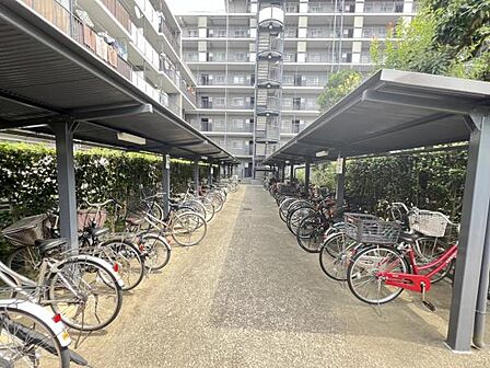 屋根付きの駐輪場は嬉しいですね。