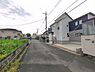外観：前面道路を含めた現地写真です。