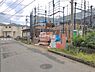 外観：前面道路を含めた現地写真です。