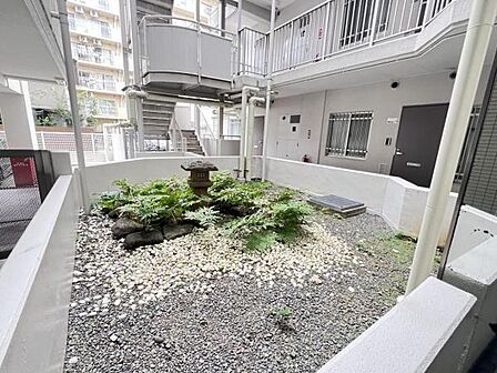 マンション内にはちょっとした中庭もあります。
