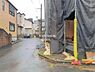 外観：前面道路を含めた現地写真です。