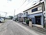 外観：前面道路を含めた現地写真です。