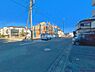 外観：前面道路を含めた現地写真です。