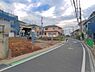 外観：前面道路を含めた現地写真です。