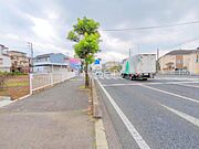 前面道路を含めた現地写真です。