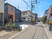 前面道路を含めた現地写真です。