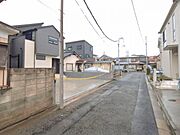 前面道路を含めた現地写真です。