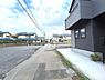 外観：前面道路を含めた現地写真です。