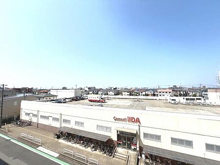 バルコニーからの眺望です。明るい陽射しを浴びながらゆったりと過ごすのも良いですね。