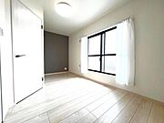 明るい広々とした主寝室でご家族ゆっくりお休みになれますね。