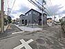外観：前面道路を含めた現地写真です。