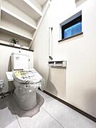 シャワー洗浄機能付のトイレは、清潔感が印象的な空間ですね。