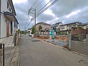 前面道路を含めた現地写真です。