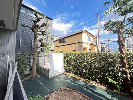 お庭があり開放感たっぷりです。季節のお花を楽しんだり、家庭菜園もお楽しみいただきます。