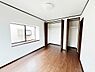 寝室：明るい広々とした主寝室でご家族ゆっくりお休みになれますね。