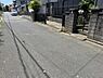 外観：前面道路を含めた現地写真です。