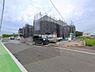 外観：前面道路を含めた現地写真です。