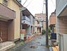 外観：前面道路を含めた現地写真です。