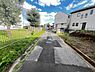 外観：前面道路を含めた現地写真です。