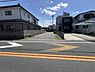 外観：前面道路を含めた現地写真です。ぜひ周辺環境も併せてご覧ください。