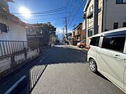 前面道路です。住宅地につき落ち着いた新生活を始められそうです。