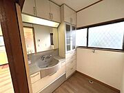 洗面化粧台です。朝の身支度から1日が始まります。