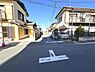 外観：前面道路を含めた現地写真です。