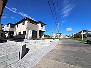 前面道路を含めた現地写真です。ぜひ周辺環境も併せてご覧ください。