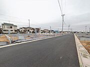 前面道路を含めた現地写真です。