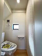 シャワー洗浄機能付のトイレは、清潔感が印象的な空間ですね。