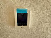訪問者を確認できるTVモニター付きインターフォンです。