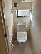 シャワー洗浄機能付のトイレは、清潔感が印象的な空間ですね。