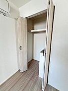 中の物を確認しやすく、取り出しやすい収納スペース。お部屋を広々とお使いいただけます。
